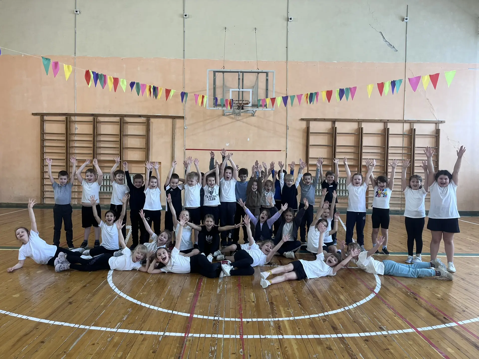 💪А НУ-КА, ДЕВОЧКИ  🔥 В преддверии самого нежного весеннего праздника в нашей школе (начальном блоке)