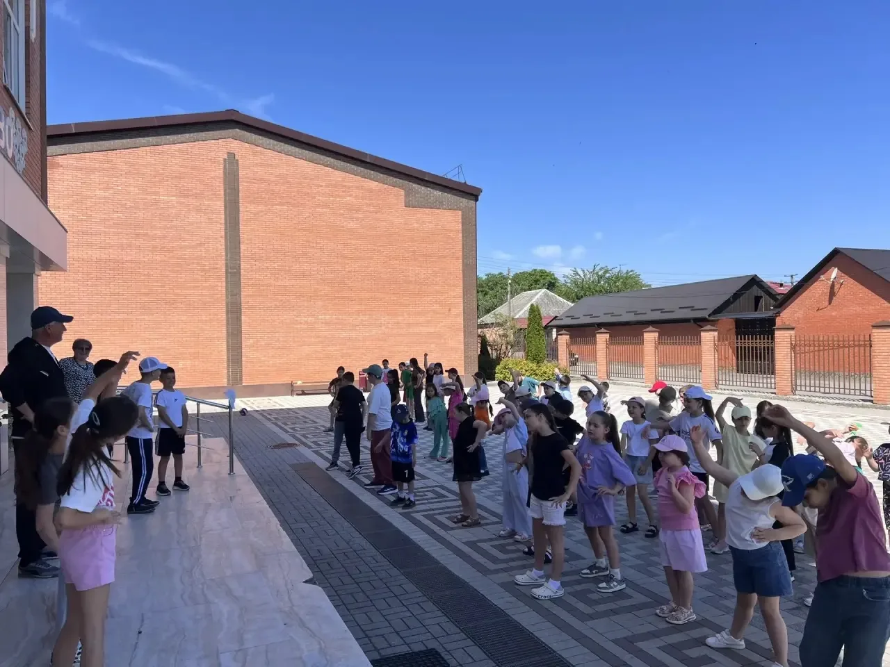 ☀️Четвёртый день в лагере выдался очень насыщенным. 

🧹🪣После зарядки и вкусного завтрака состояла