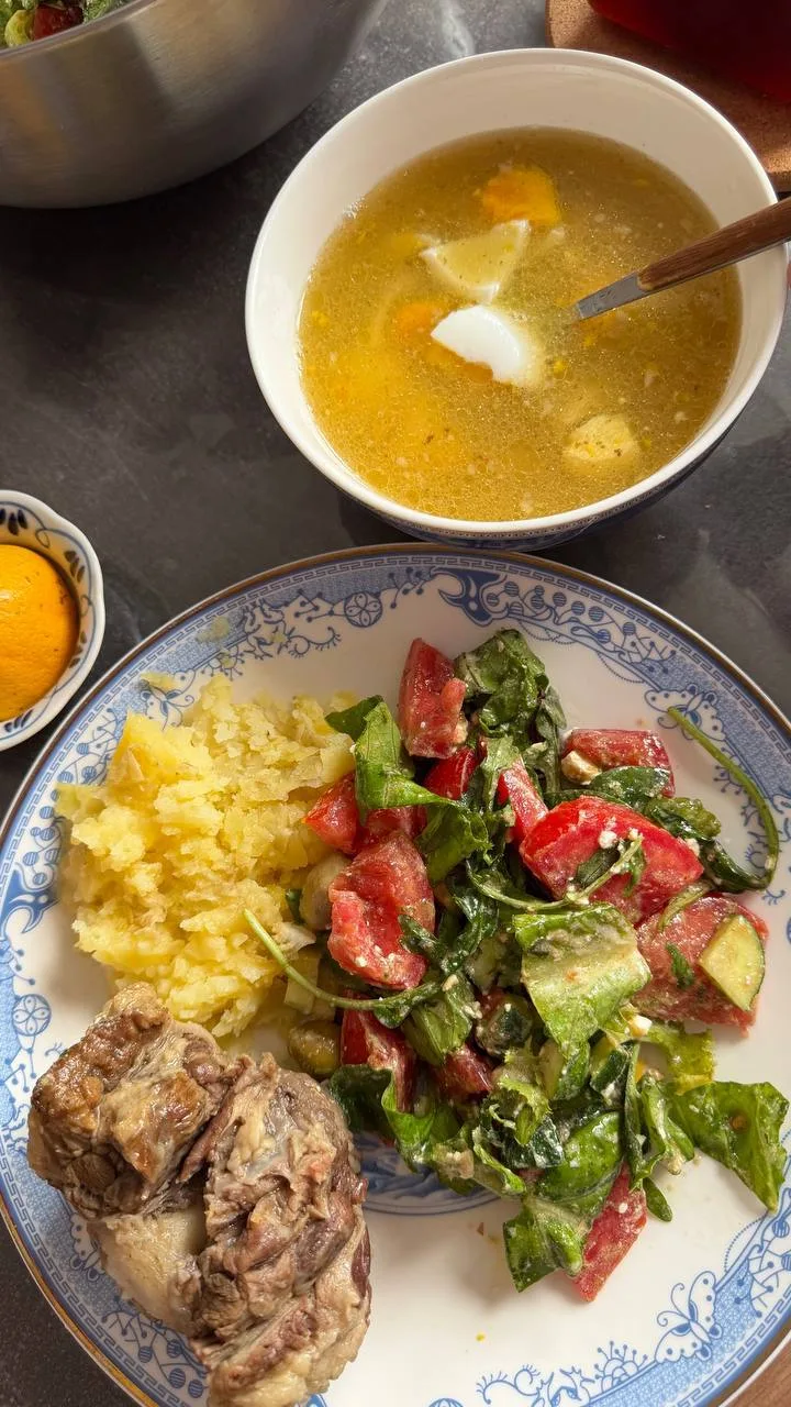 #Тарелка_Замиры

🥩 Завтрак-баланс: говяжий бульон с хвостами

Бульон на коллагене, нежный картофель