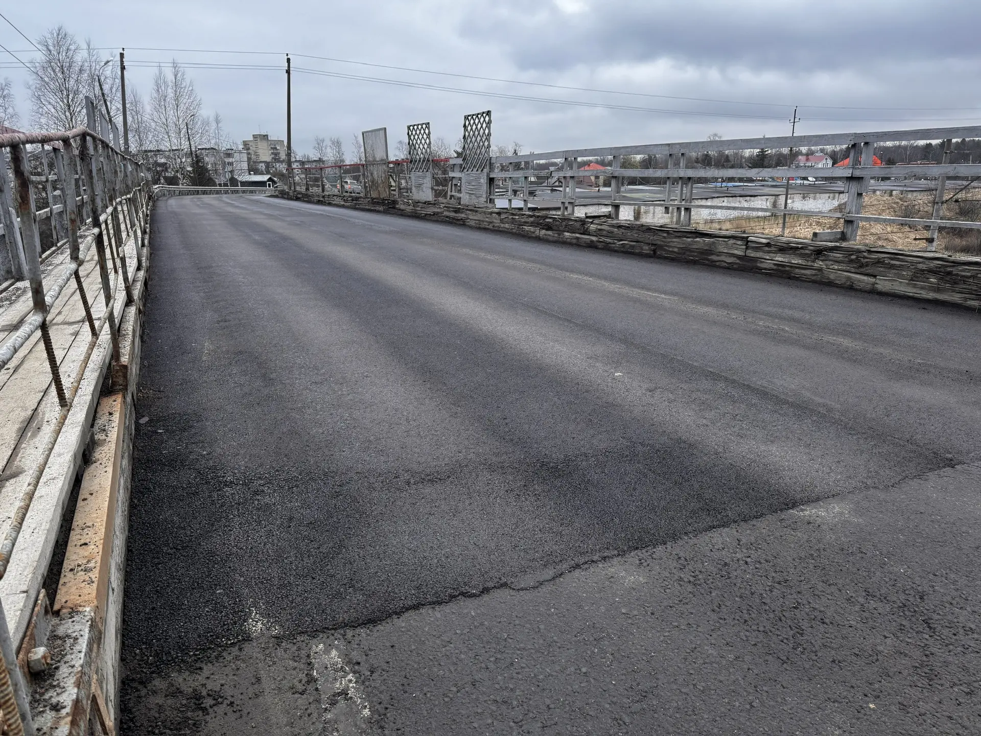 После долгих ожиданий, мост через ЖД пути в Мартышкино получил новое дорожное полотно. Практика пока