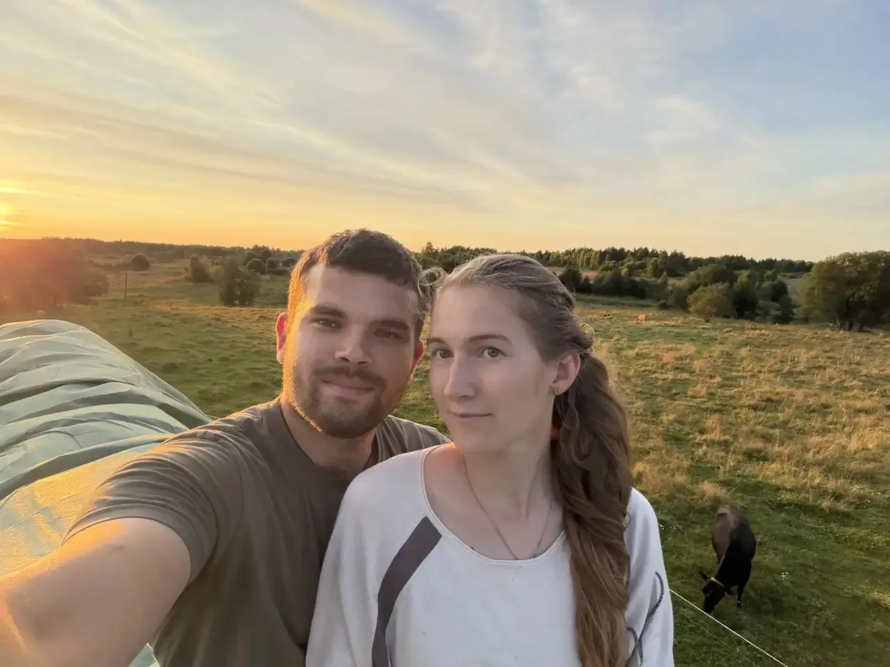🌅 Вот она какая — жизнь многодетных родителей в деревне…

На этом фото — мы с Алёшей, поле, коровки