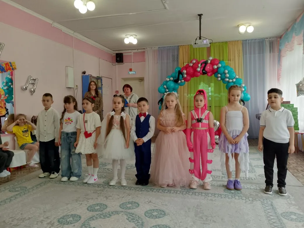 29 мая на группе "Дружная семейка" прошёл выпускной в стиле "диско".Выпускники весело зажигали, танц