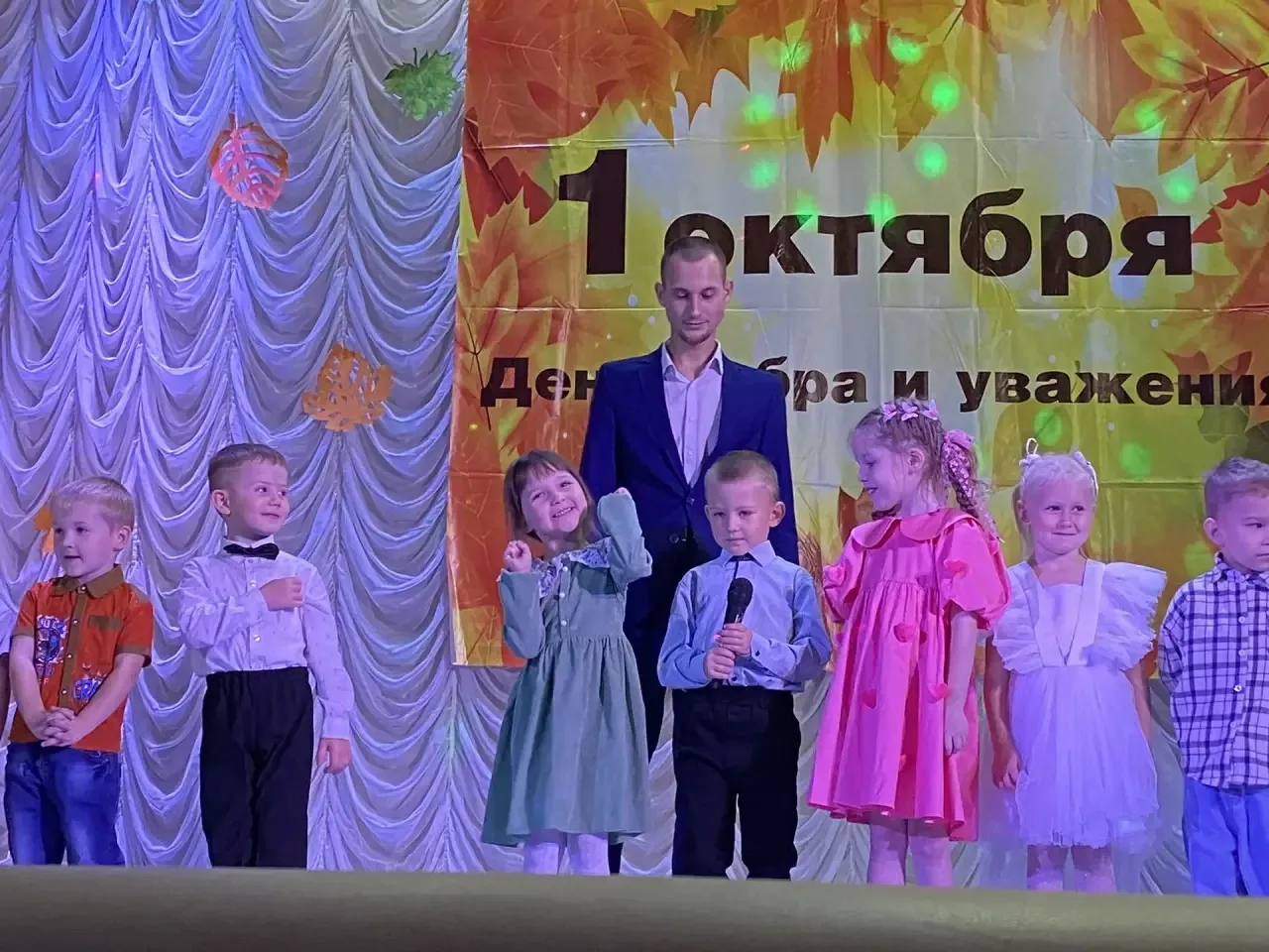 С Днём пожилого человека, дорогие бабушки и дедушки!