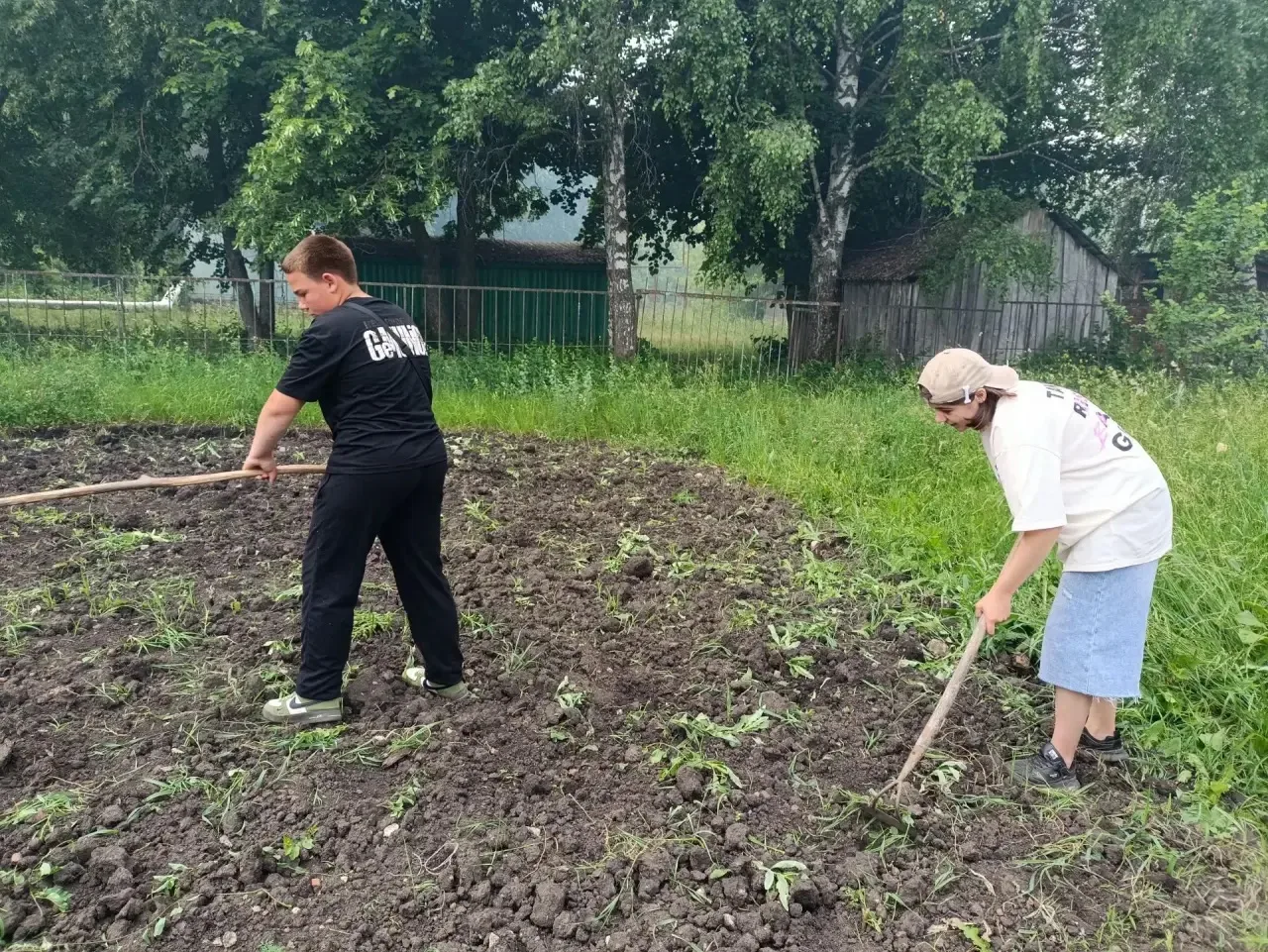 👥 Трудоустройство подростков: старт в селе Каменный Брод!

В школе села Каменный Брод начались труд