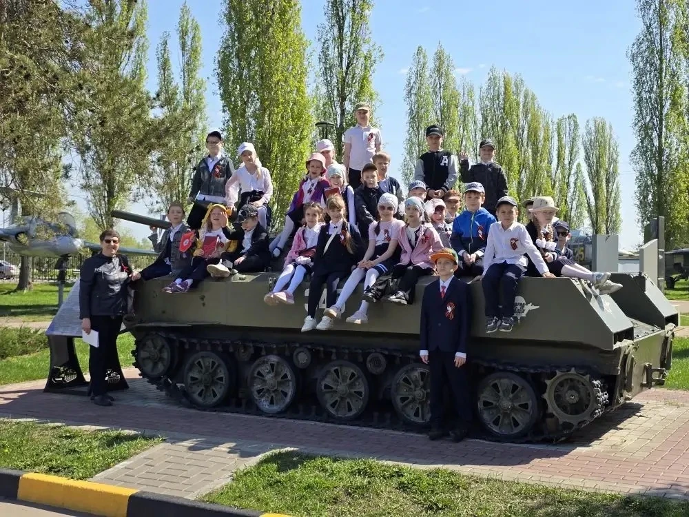 Недавно мы, ученики 1-Б класса, побывали на экскурсии в парке Победы. Нам рассказали о том, как Нижн