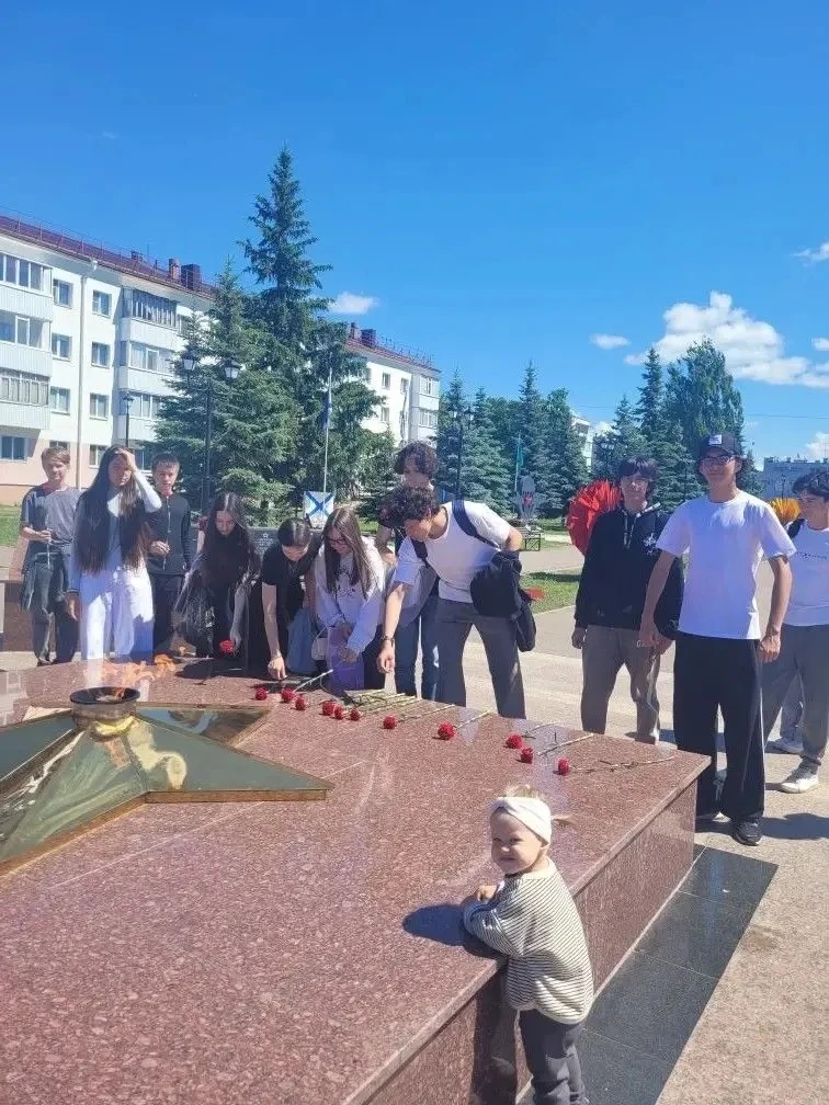 ПАМЯТЬ ПОКОЛЕНИЙ: УЧЕНИКИ ТРУДОВОГО ПРИШКОЛЬНОГО ЛАГЕРЯ ВОЗЛОЖИЛИ ЦВЕТЫ К ВЕЧНОМУ ОГНЮ

Сегодня восп