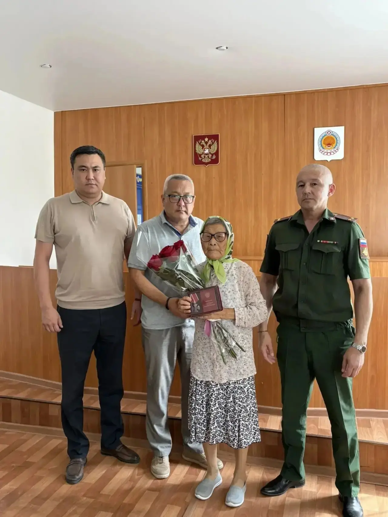В Яшкульском районе маме погибшего Героя СВО Бориса Очирова передали Орден Мужества