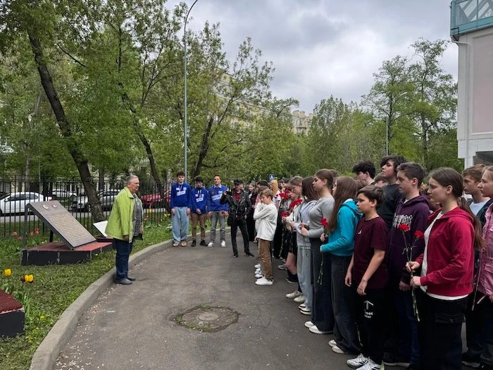 🌸 Встреча памяти  У Мемориальной пушки, расположенной возле корпуса на Поклонной 10, прошел митинг, 