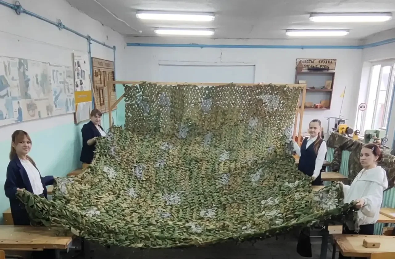 23 -я маскировочная  сеть — от юных рук для фронта! Воспитанники ВПК и ученики школы до...