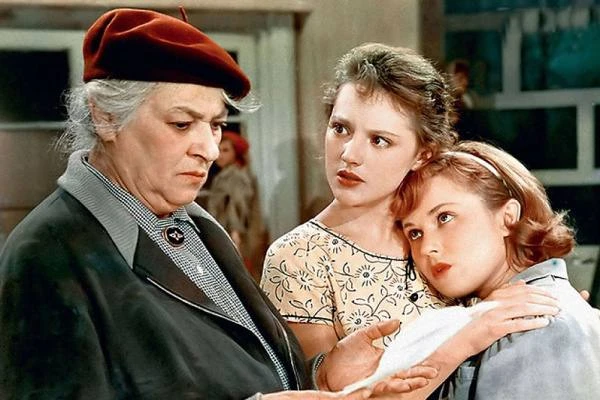 🎬 Съемки комедии «Осторожно, бабушка!» проходили в 1960 году. Натурные эпизоды снимались в городе Л