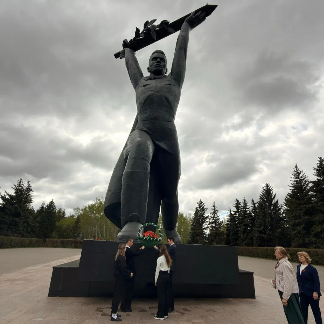 🕊 Память в наших сердцах: студенты и сотрудники ОмГУПСа почтили подвиг героев Великой Победы  6 мая,