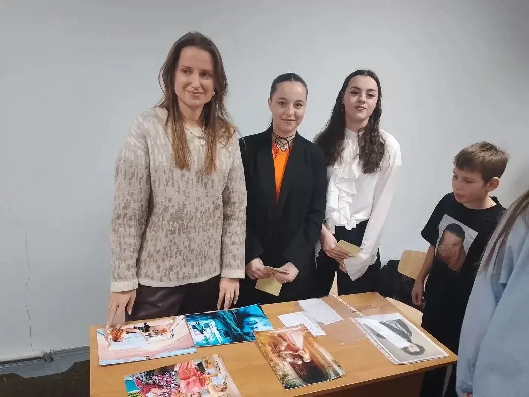 Открываем фестиваль наук! 🧬  Сегодня в нашей школе прошёл День английского языка, который открыл Фес