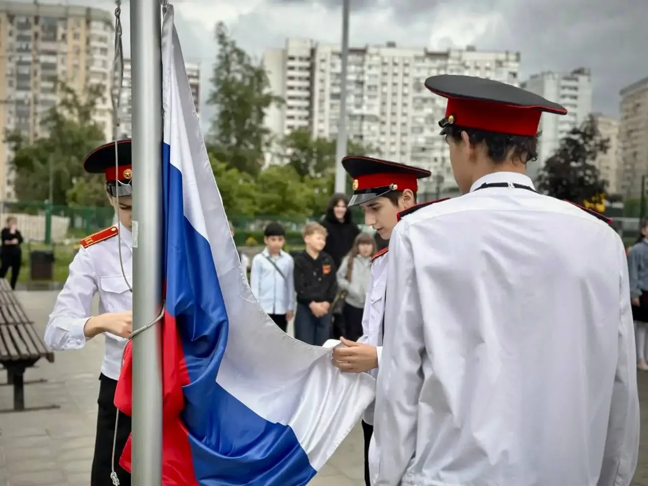 👋🏼 Ура, новая учебная неделя!   А началась она, как всегда, торжественно: с традиционной церемонии п