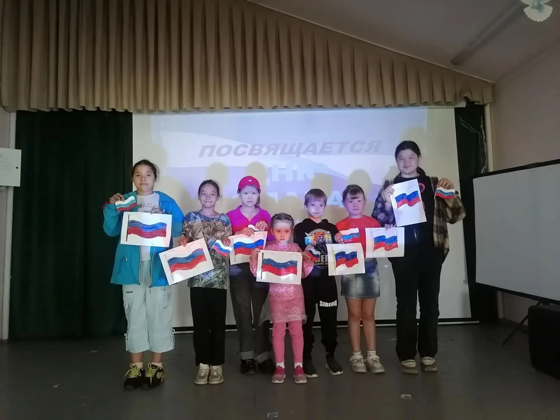В Узнезинском КОЦ прошел познавательный час ко Дню Государственного флага России