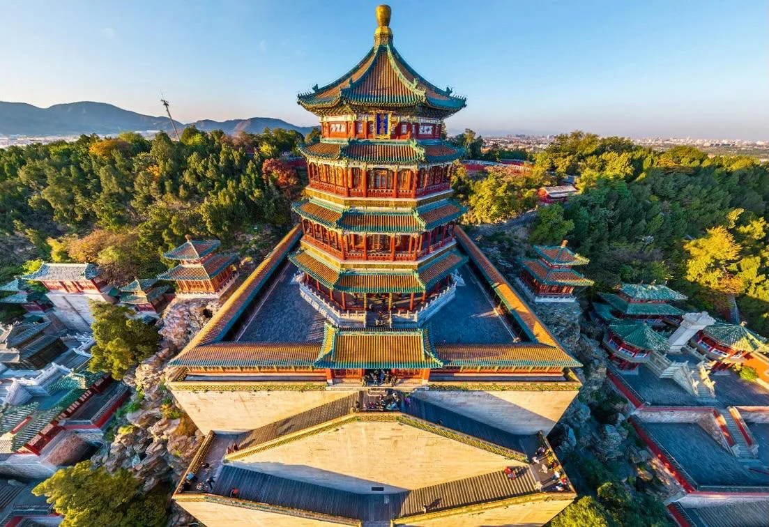Летний дворец в Пекине, Китай 🇨🇳  🔹 Летний императорский дворец или парк Ихэюань - дворцово-парковый