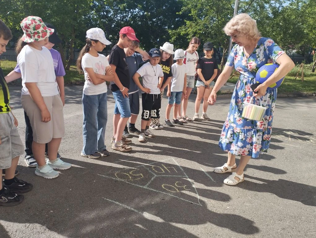 Наши ребята проводят время в лагере с пользой и играют в математические игры прямо на алфальте 🌟