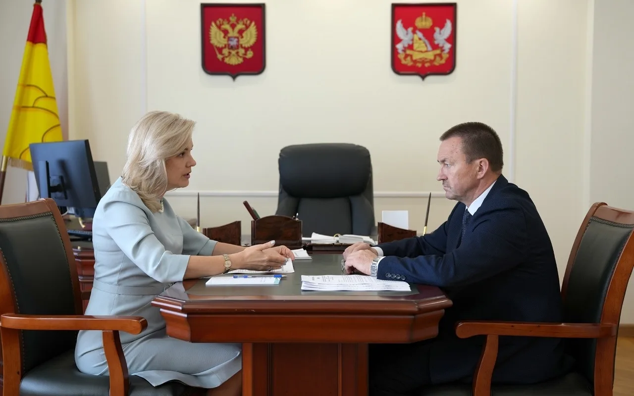 📝 Председатель Воронежской областной Думы Юрий Матузов и председатель Общественной пал...