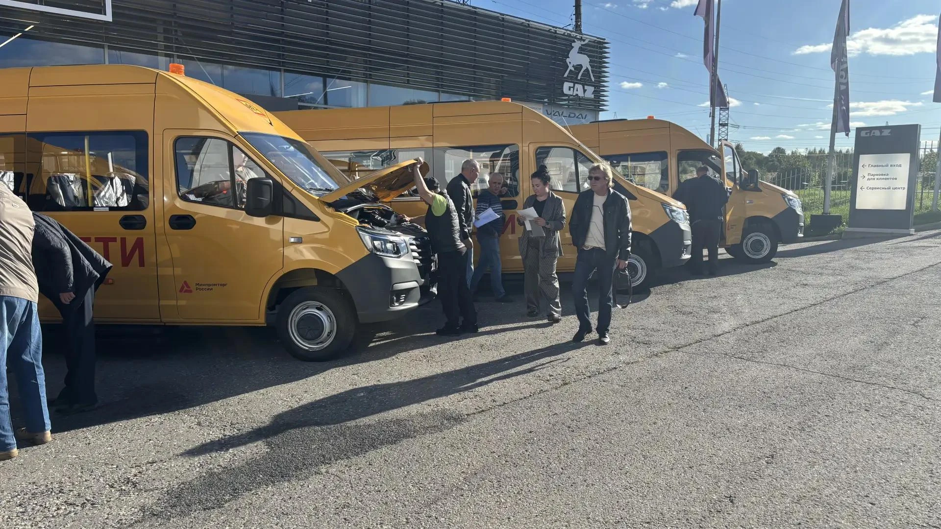 🚌 Три новых школьных автобуса переданы нашему муниципальному округу