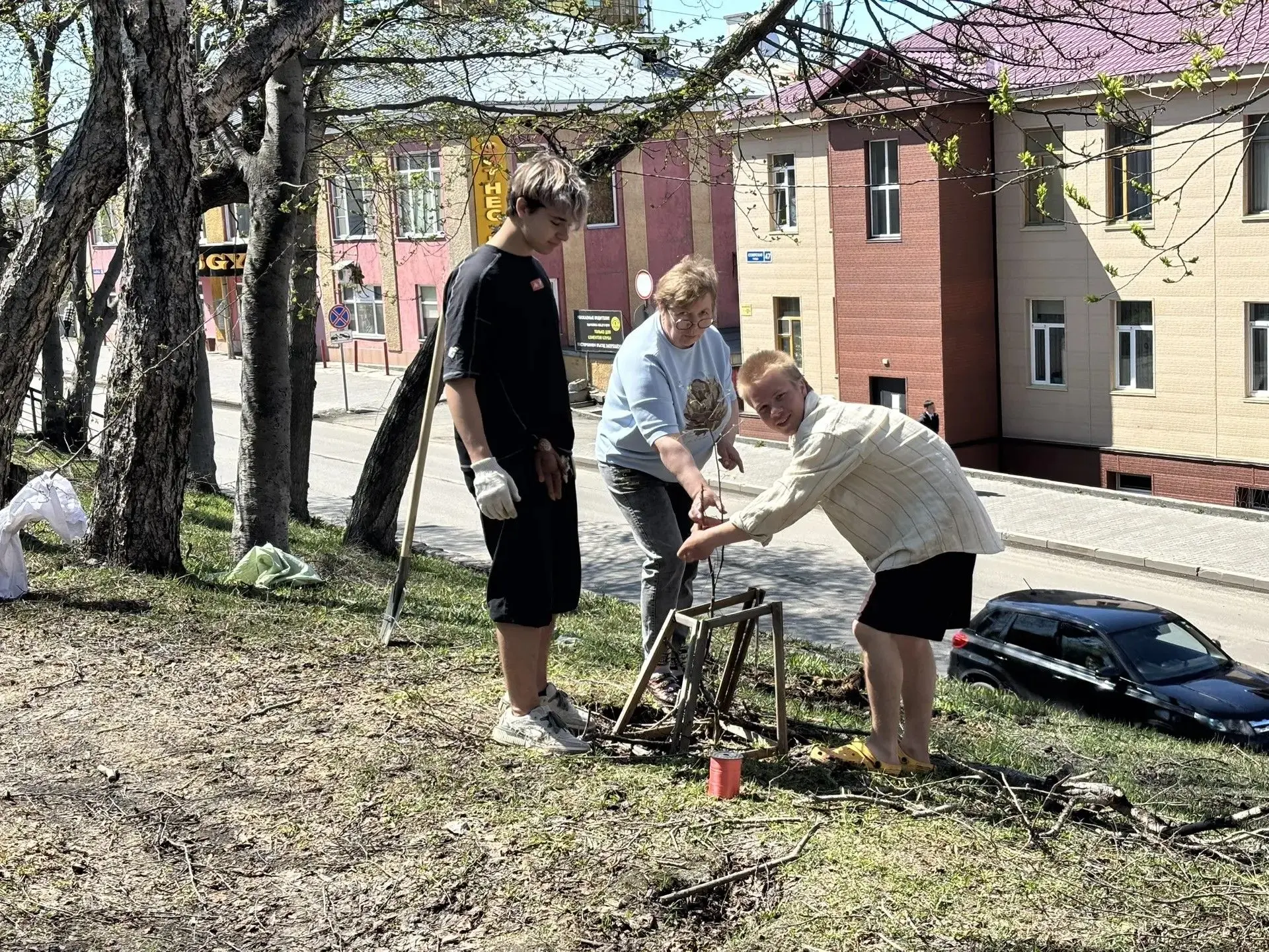 В рамках ежегодной Всероссийской акции «Сад памяти» обучающиеся 10 класса под руководством учителя х
