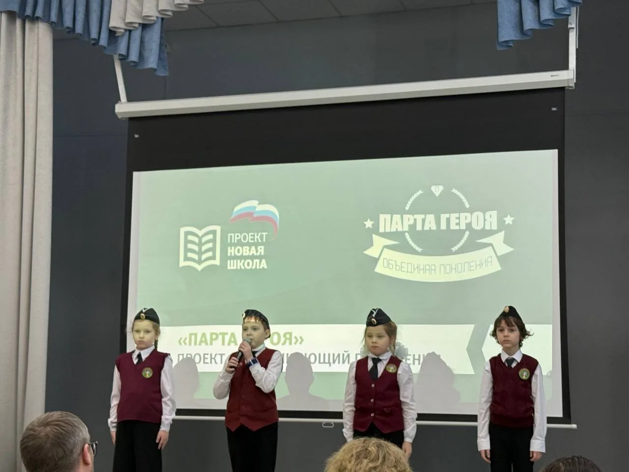 🇷🇺 Памяти героя СВО: торжественное открытие «Парты Героя» в Нежинском лицее!   Вчера, 5 февраля, в н
