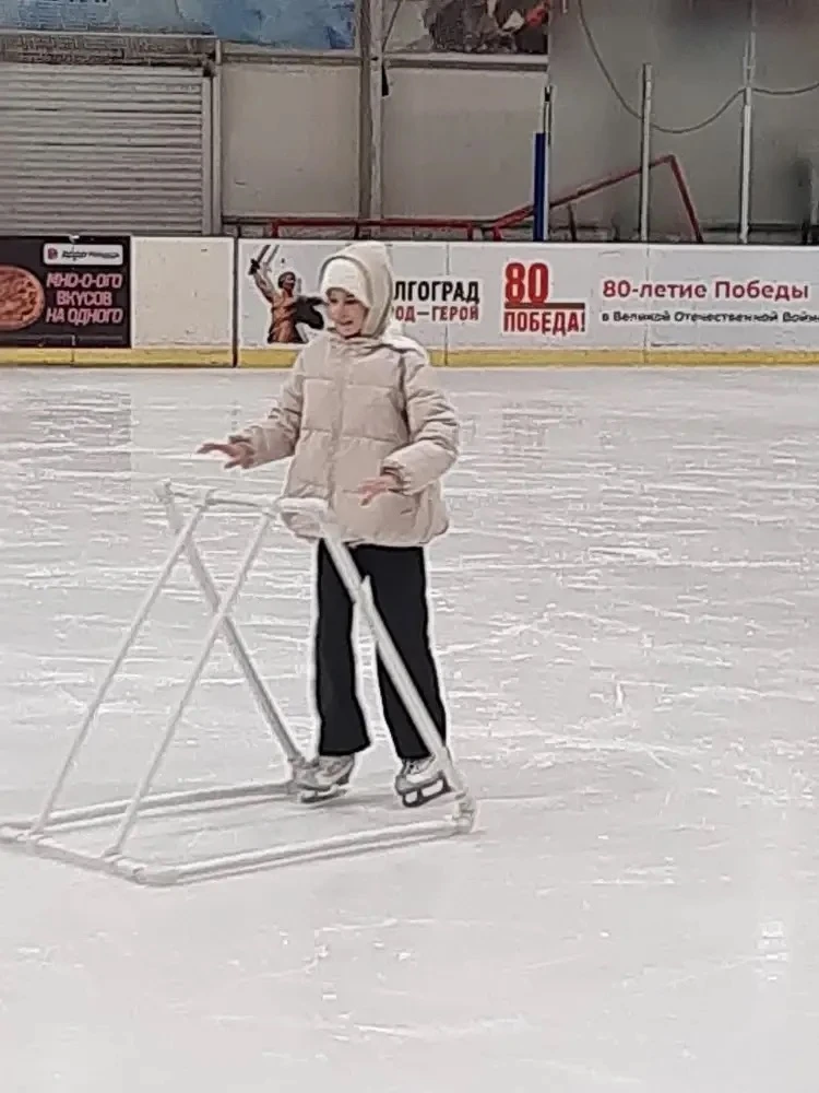 ⛸️ Каникулы у 6 «Г» класса начались активно и спортивно: ребята посетили посетили каток в СК «Прайд»
