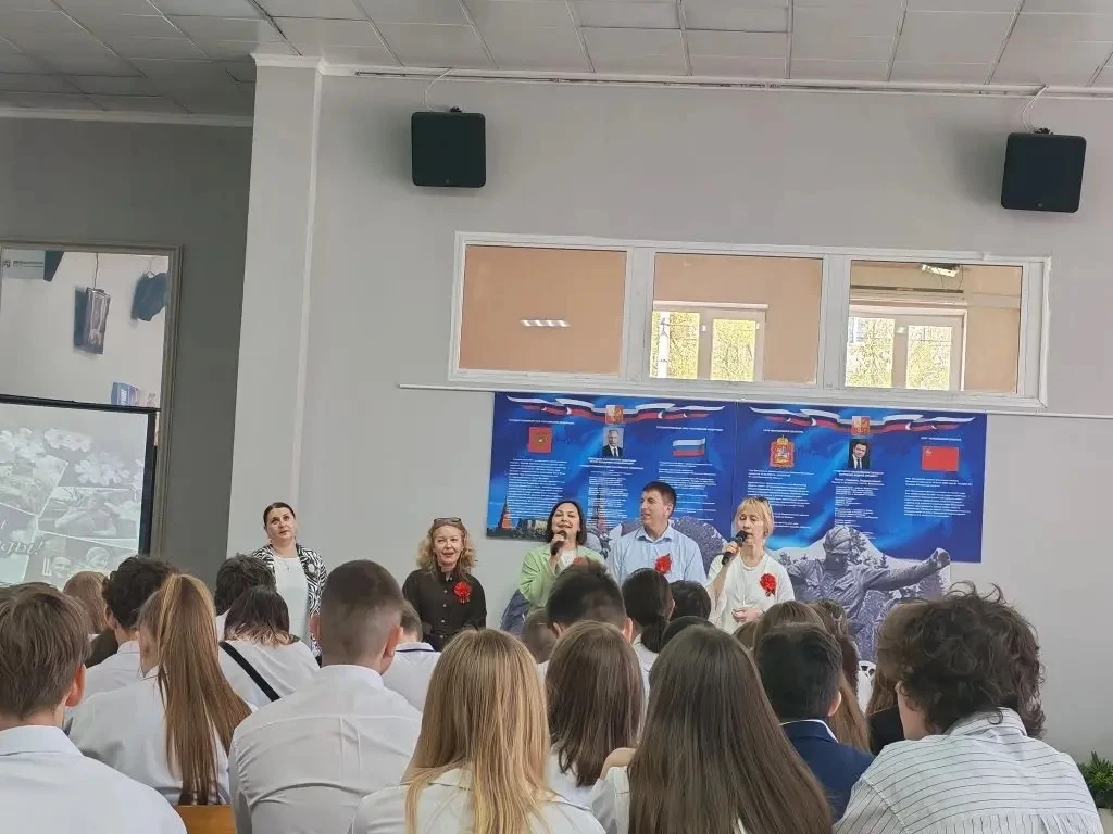 📢 8Б класс принял участие в викторине ко Дню Победы!  Сегодня, 5 мая, ученики 8Б класса с азартом и 
