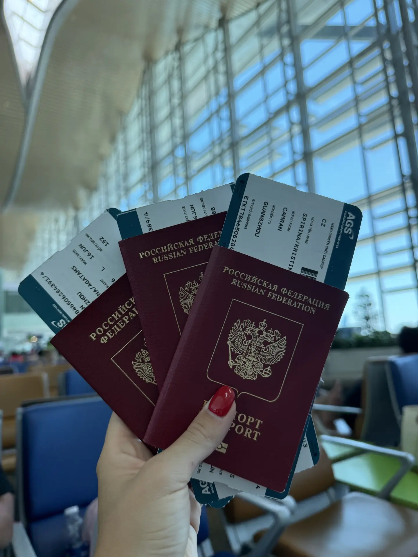 Ну всё, мы в аэропорту! ✈️

До двух часов ночи паковали чемоданы, хотя я начала собираться ещё пару 