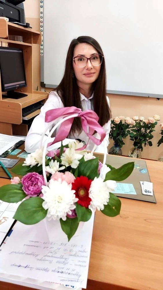 Знакомьтесь!  Наш новый советник директора по воспитанию Кристина Игоревна.