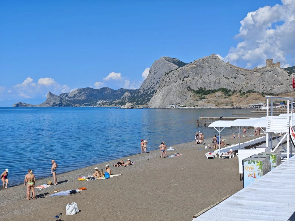 Сегодня в Крыму ясное небо, спокойное море и яркое солнце. Ветер и дождь не беспокоят. Начало лета о