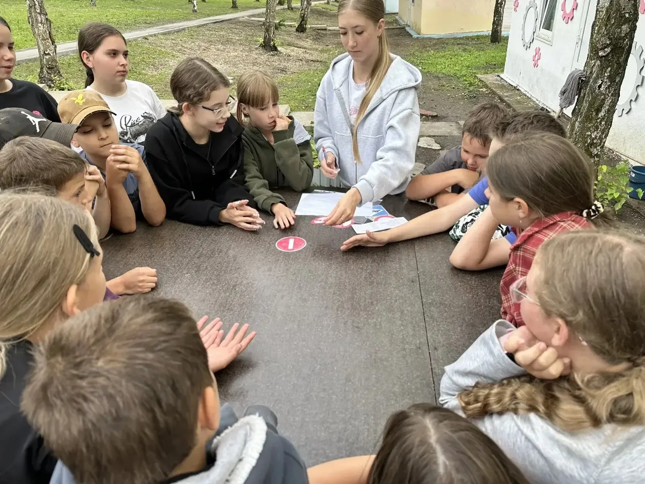 Сегодня в «Цементнике» было шумно, весело, а главное — полезно! Мы провели квест-игру «Мудрый пешехо