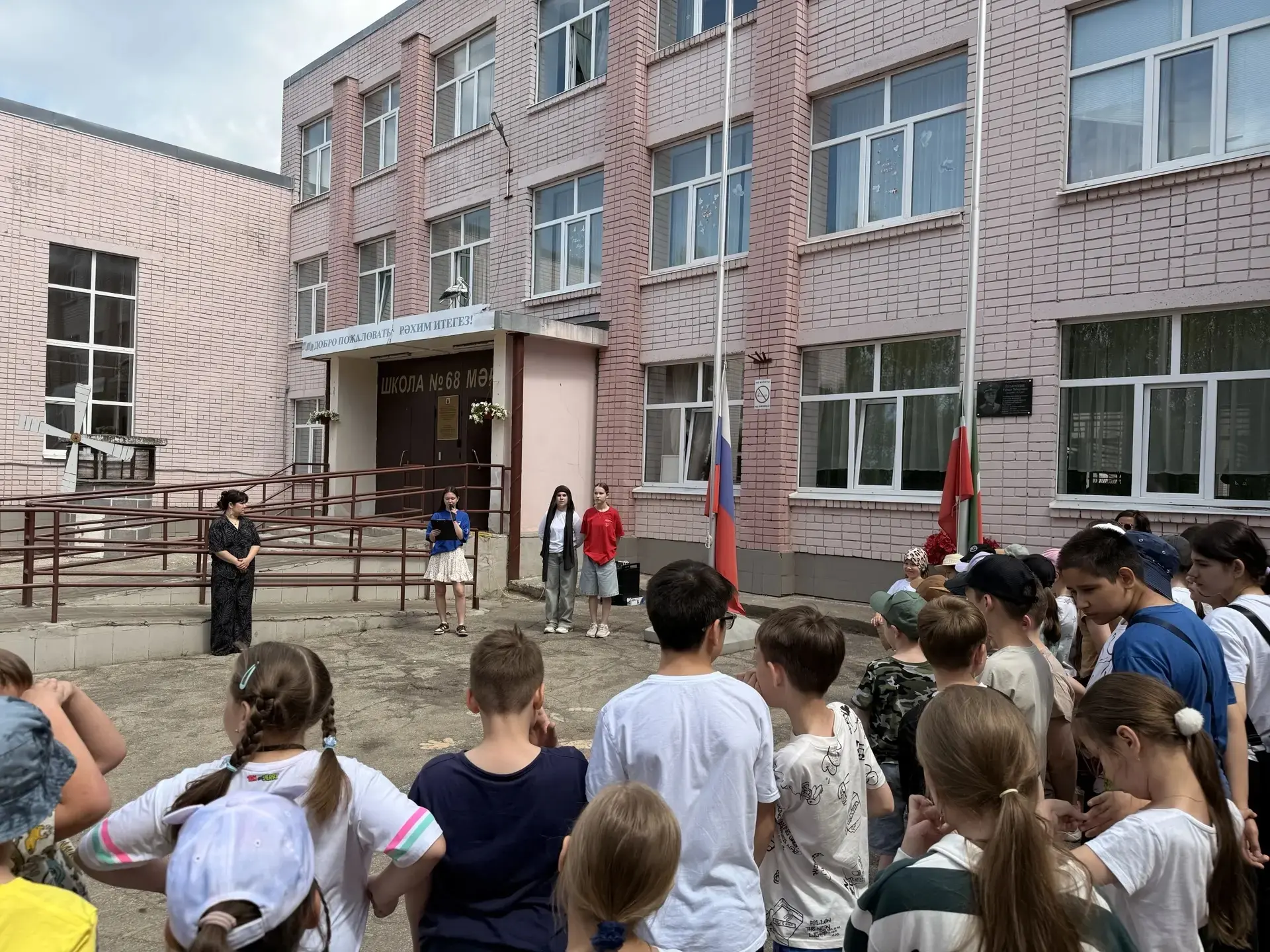 🇷🇺 День России в нашем пришкольном лагере: патриотизм, творчество и азарт!

Мы с ребятами ярко и у
