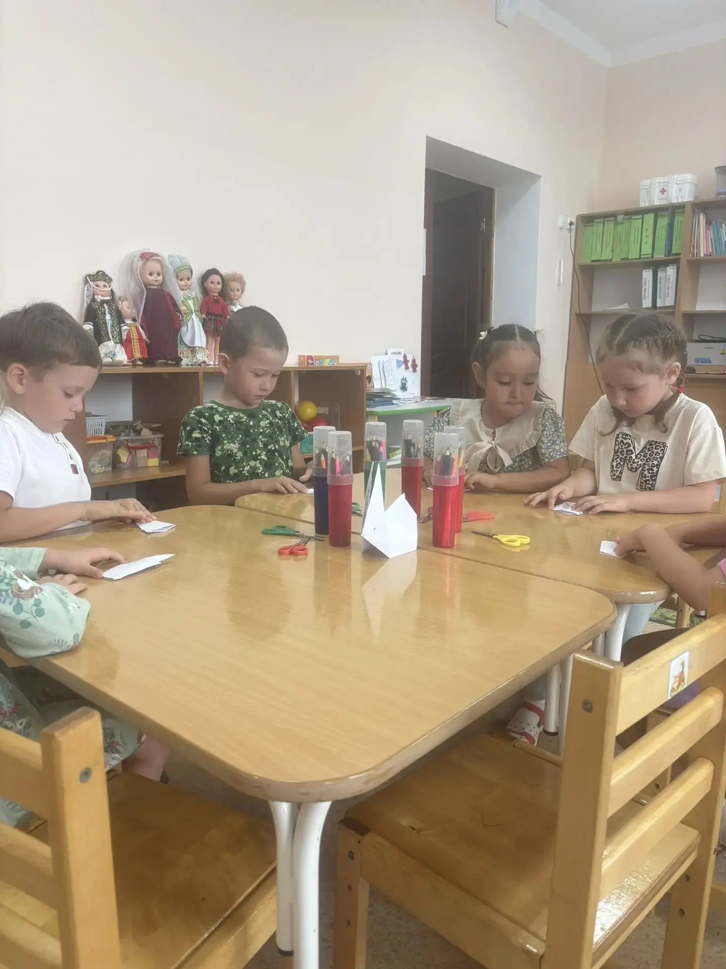 Сегодня в средней группе было настоящее волшебство! Обычные квадратные листочки бумаги ...