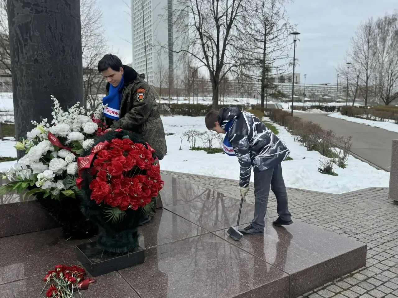 📅 В преддверии Дня Победы  Наши волонтёры из кадетских классов с гордостью приняли участие в мемориа