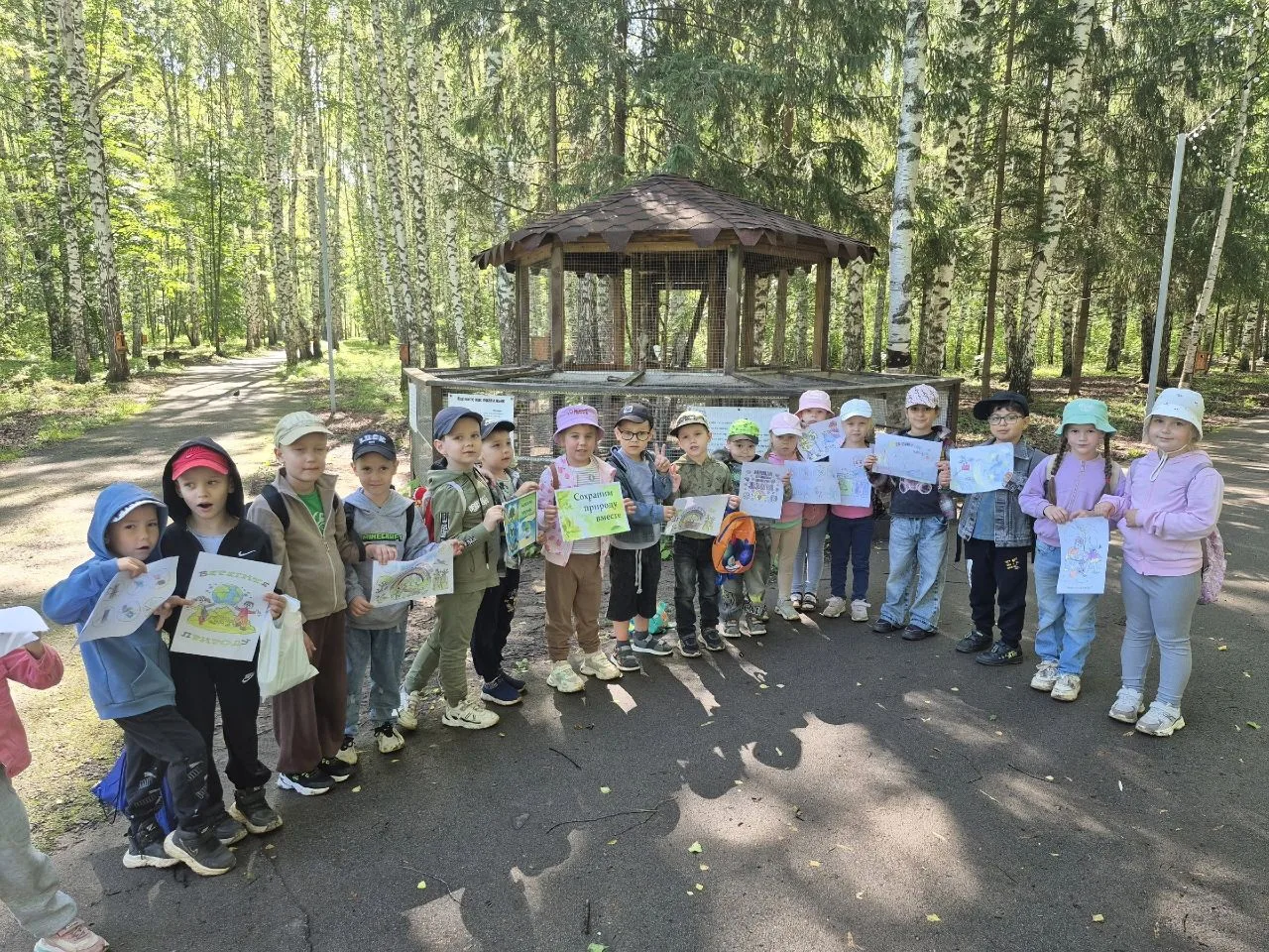 🌳 Экологическая прогулка: как наши «Почемучки» учились беречь природу! 
 
Воспитанники корпуса «Ска