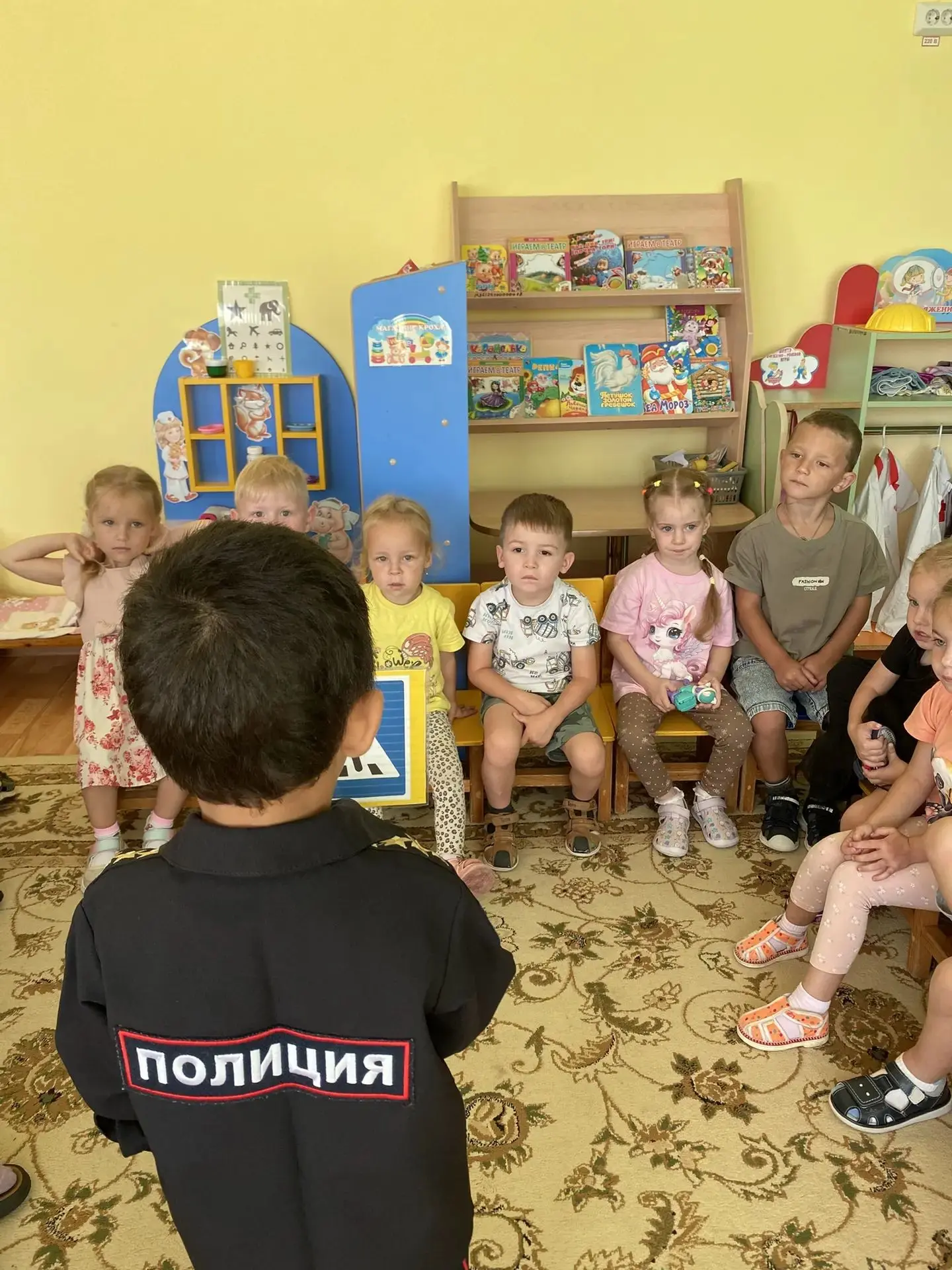 Безопасность на дороге для детей — это набор правил и навыков, которые помогают ребёнку...
