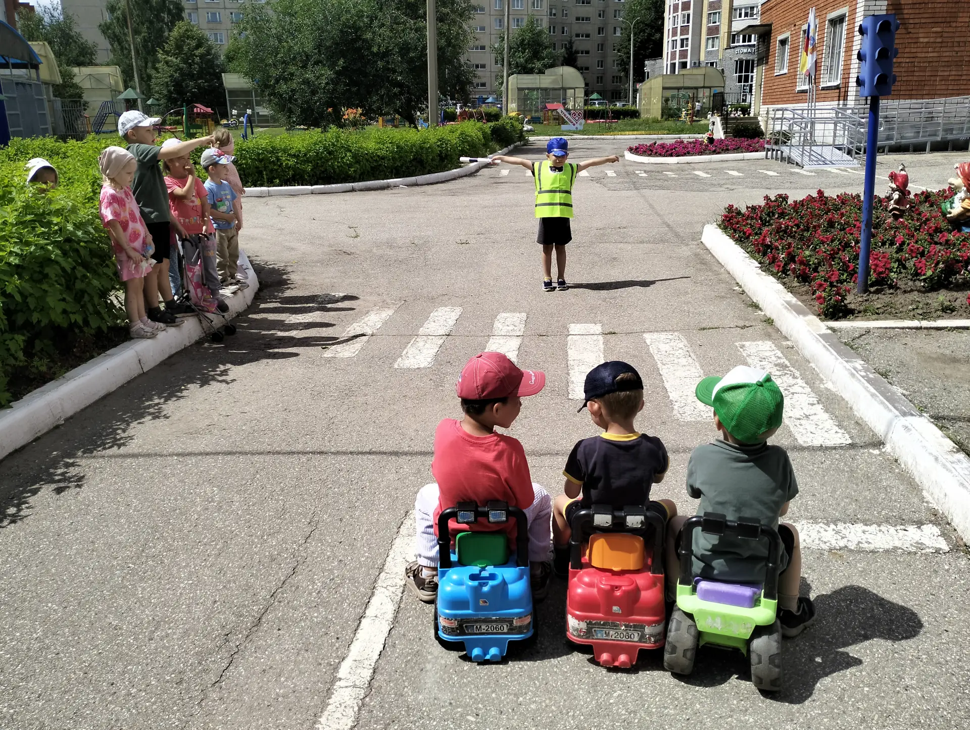 Летний проект "Светофорик". 
В детском саду прошло увлекательное занятие, посвященное дорожным знака