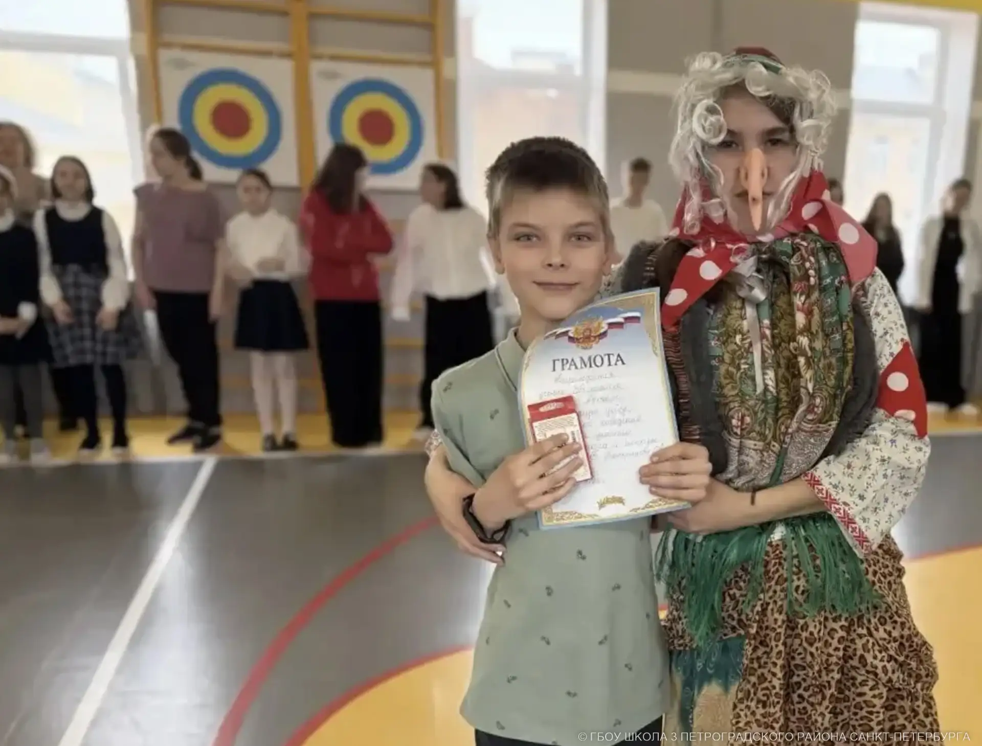 🎉 В начальной школе прошла праздничная линейка, на которой появилась Баба-Яга