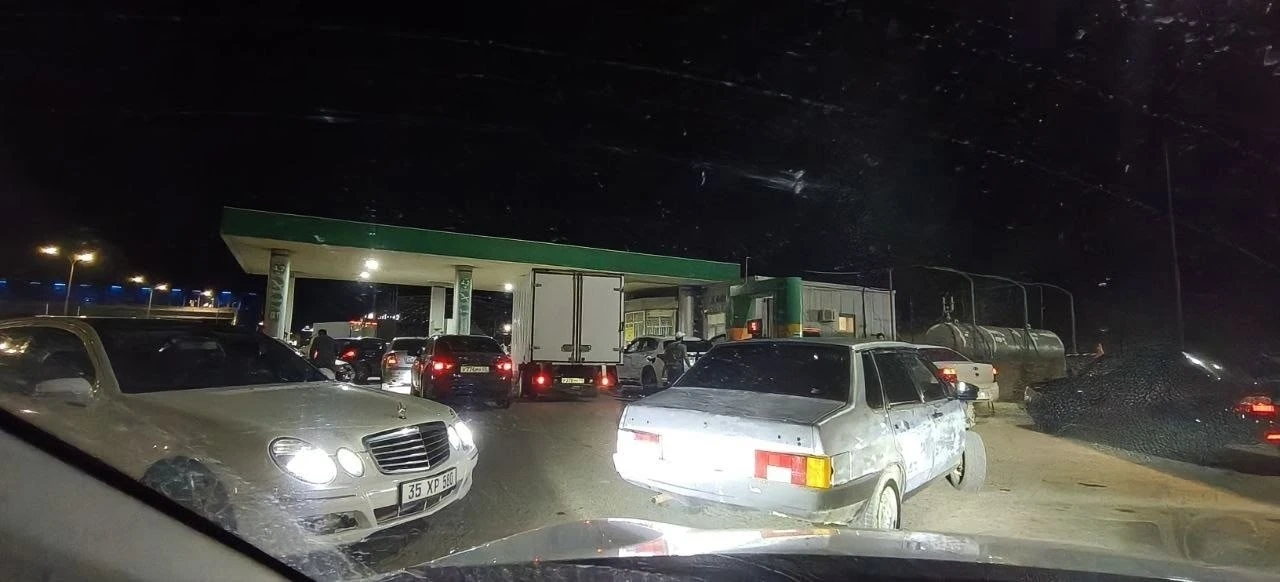 В столице ночь, но очереди на АЗС не уменьшаются