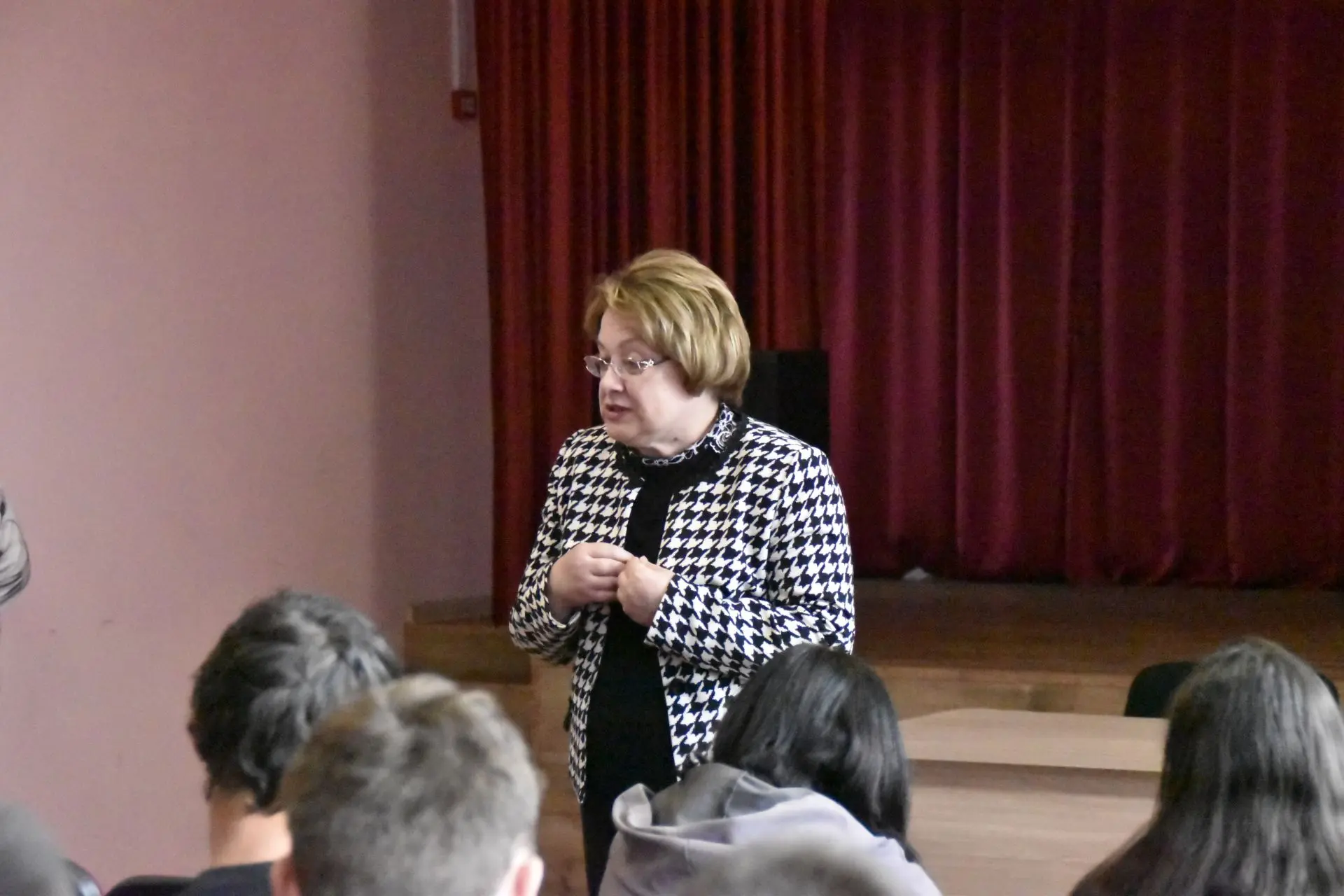 ИРИНА АУЛЬ ОТВЕТИЛА НА ВОПРОС ПО БЛОКИРОВКЕ ПРИЛОЖЕНИЙ Уполномоченный по правам ребенка в Хакасии по