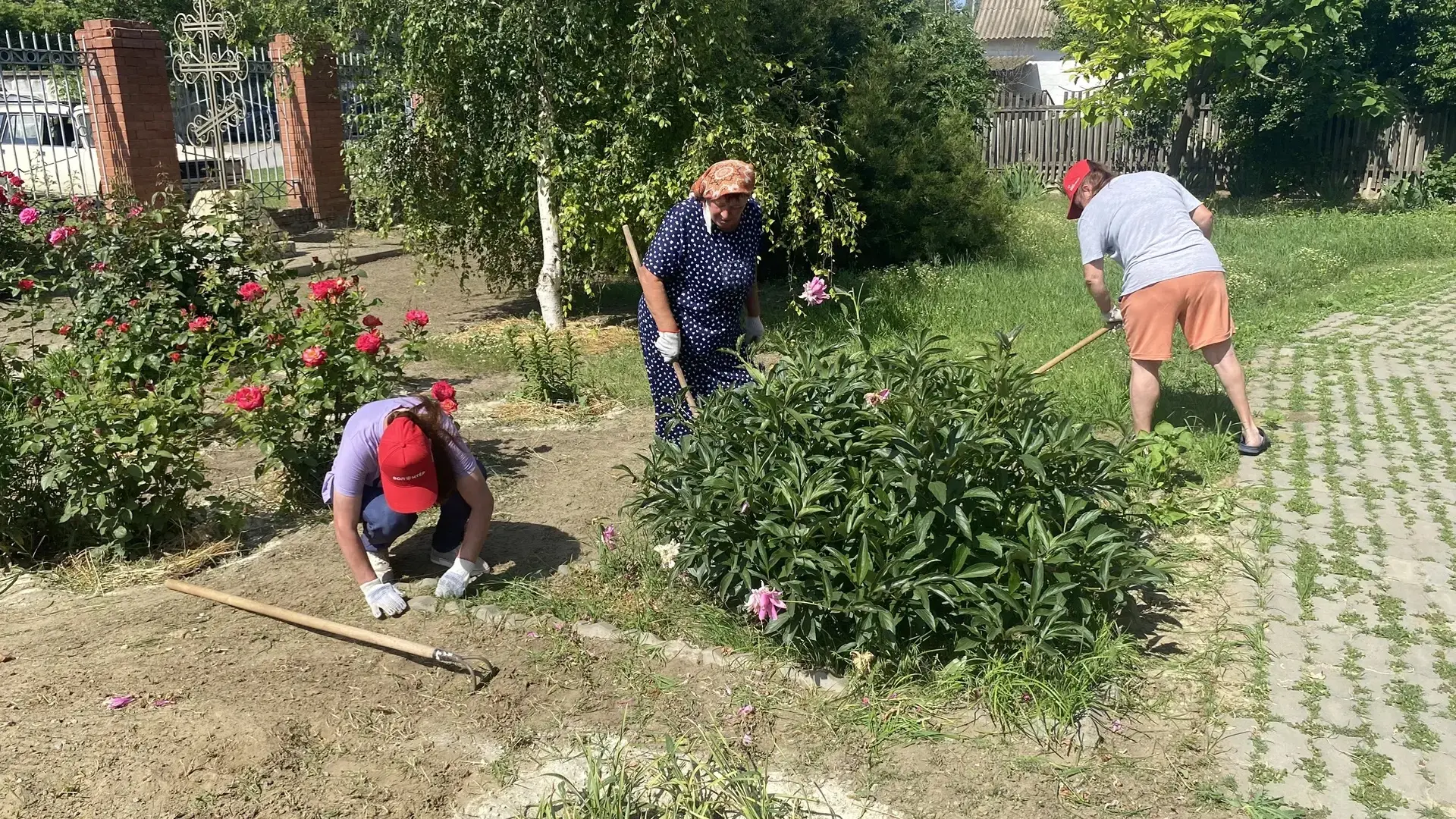 Волонтеры «Нижнечирского ДСО» Посетили храм святых апостолов Петра и Павла.
Программа визита началас