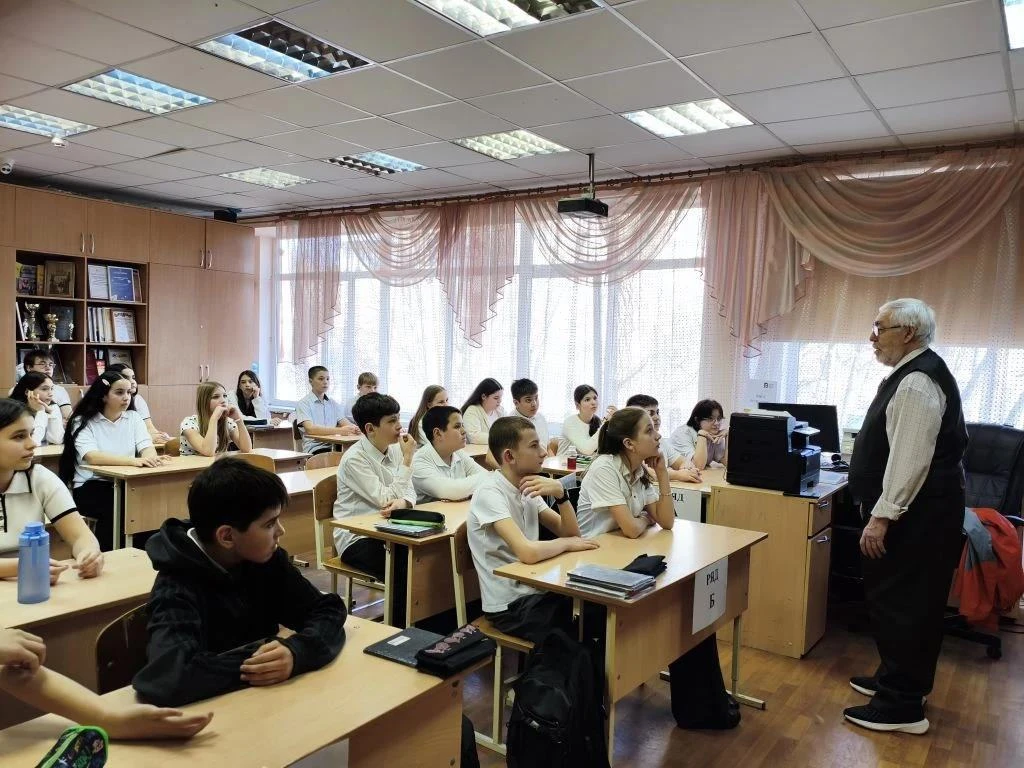 Выбор жизненного пути.  Для учащихся 6 «Г»  -полицейского класса прошла встреча с ветераном МВД — от