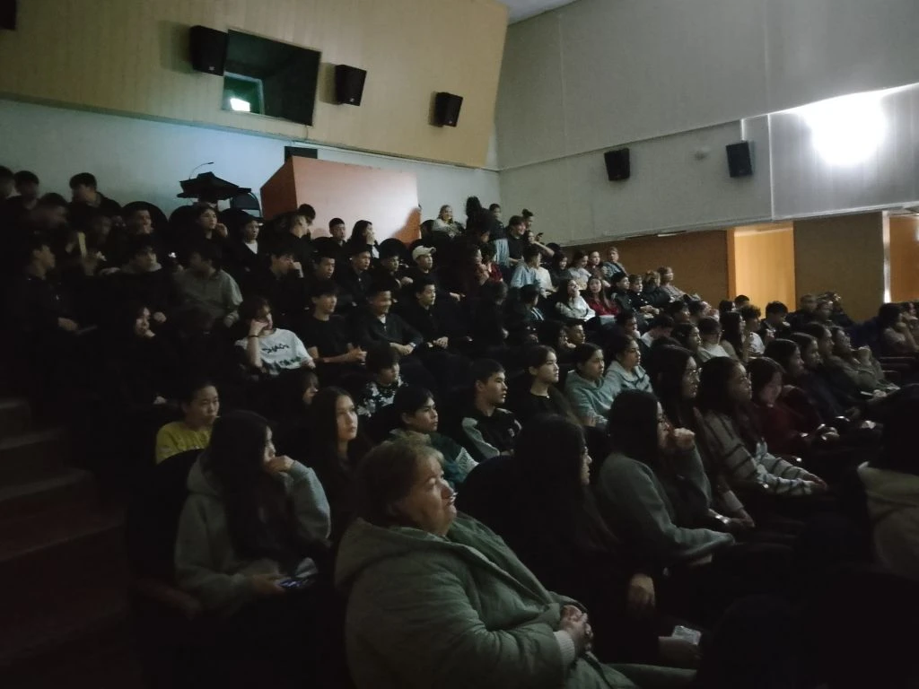 🎬 «Первые» в кино: связь поколений на большом экране! 🌟  Сегодня ученики 8 «Г» и 8 «Б» классов, акти
