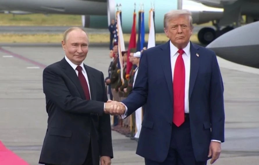 Путин по телефону поздравил Трампа с 80-летием 
 
Разговор длился 55 минут, президенты также обсудил