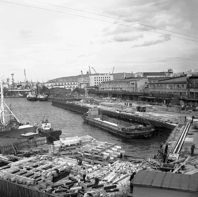 В 1974 году возведены причалы №5 и №6 в Рыбном порту.