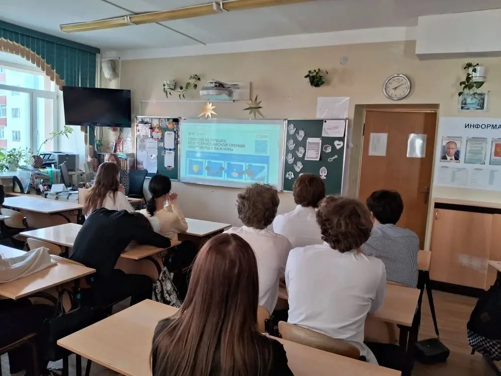 🇷🇺 Сегодняшний день в школе, как всегда, начался с торжественной линейки: под звуки г...