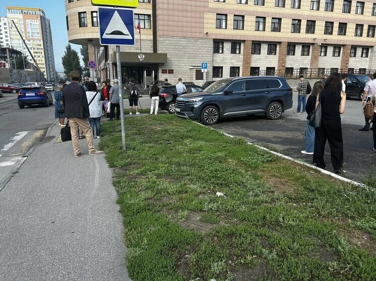🚨 В Барнауле эвакуировали людей из двух зданий судов

Утром 30 июля сотрудников и посетителей вывел