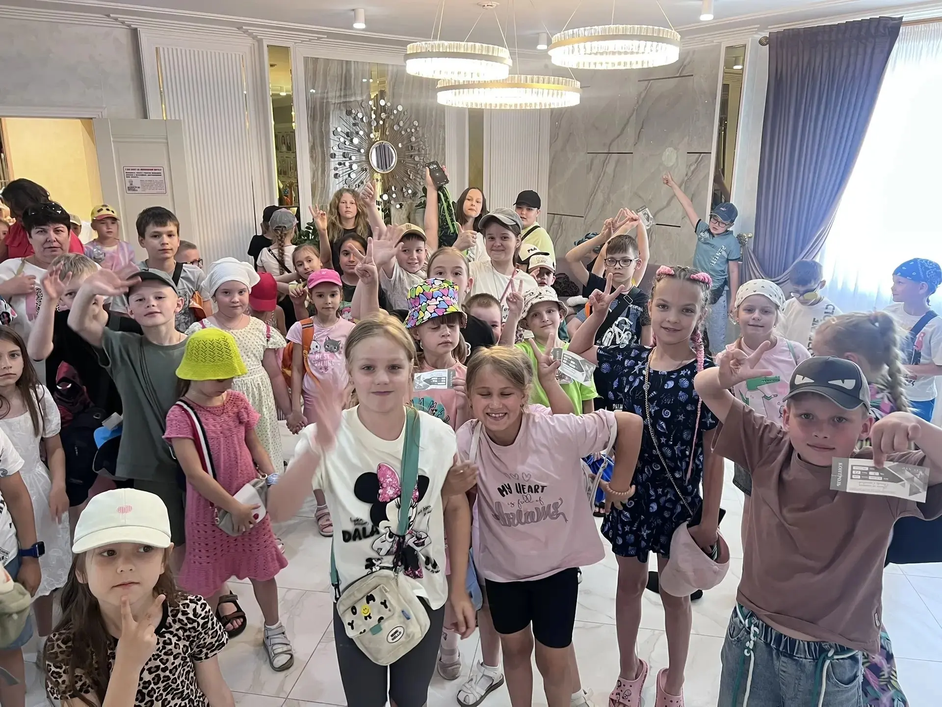 ☀️ 10 июня воспитанники пришкольного лагеря «Солнышко» посетили Губкинский театр для детей и молодёж