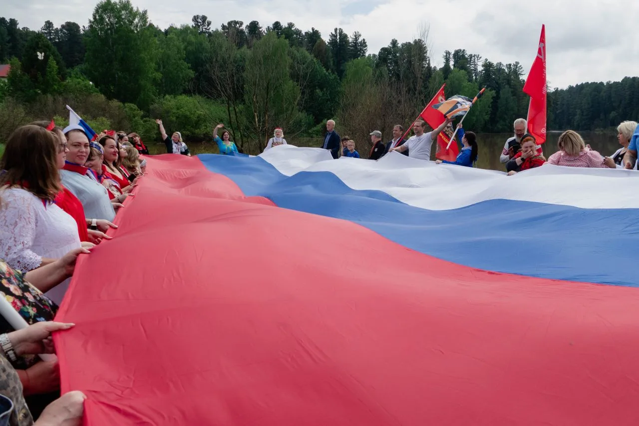 Участники автопробега ко Дню России развернули российский триколор в деревне Губино 🇷🇺

12 июня де