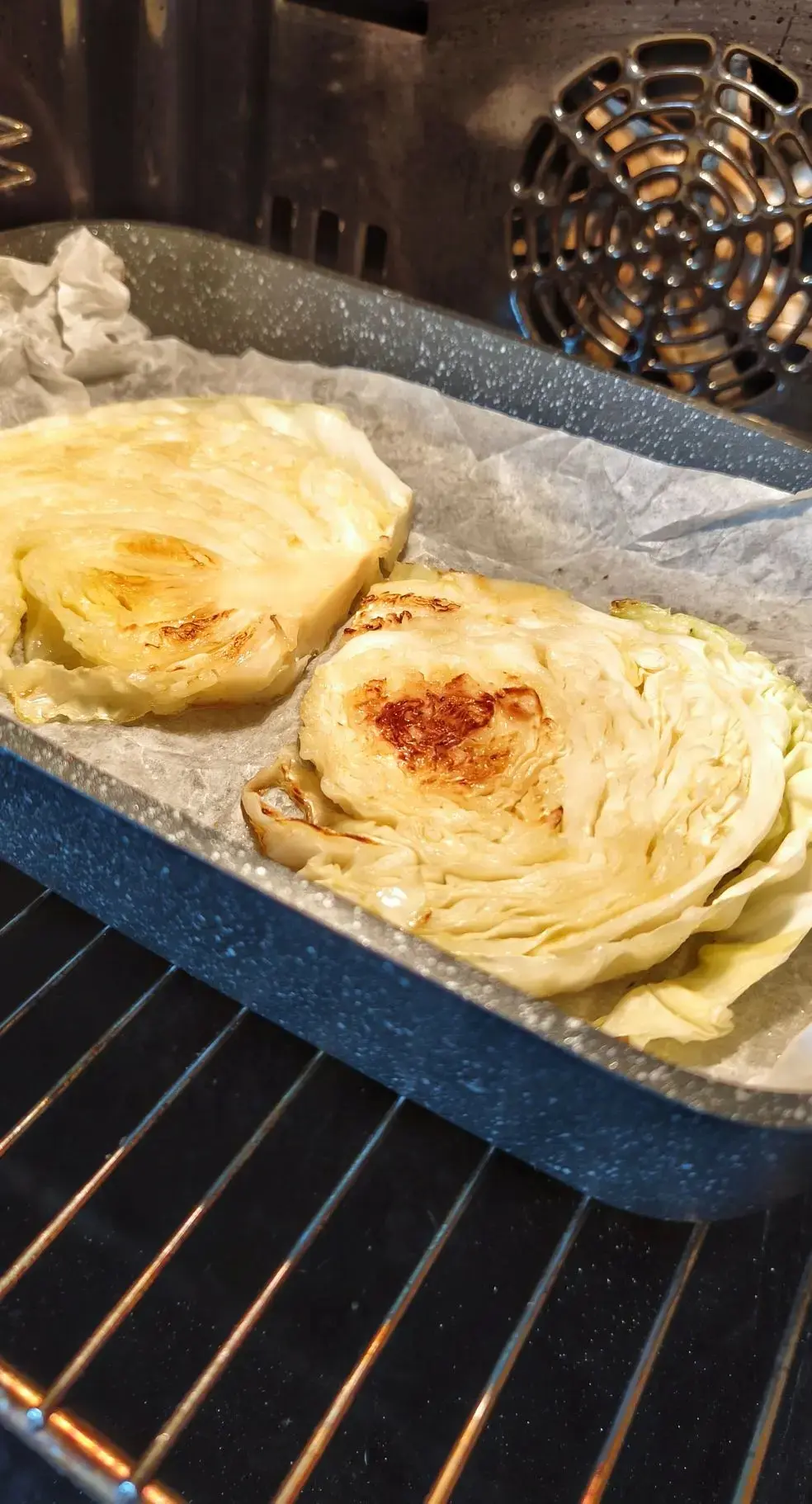 Обед: Запеченная капуста с ароматным грибным соусом   Вкусное постное блюдо, приготовленное из прост
