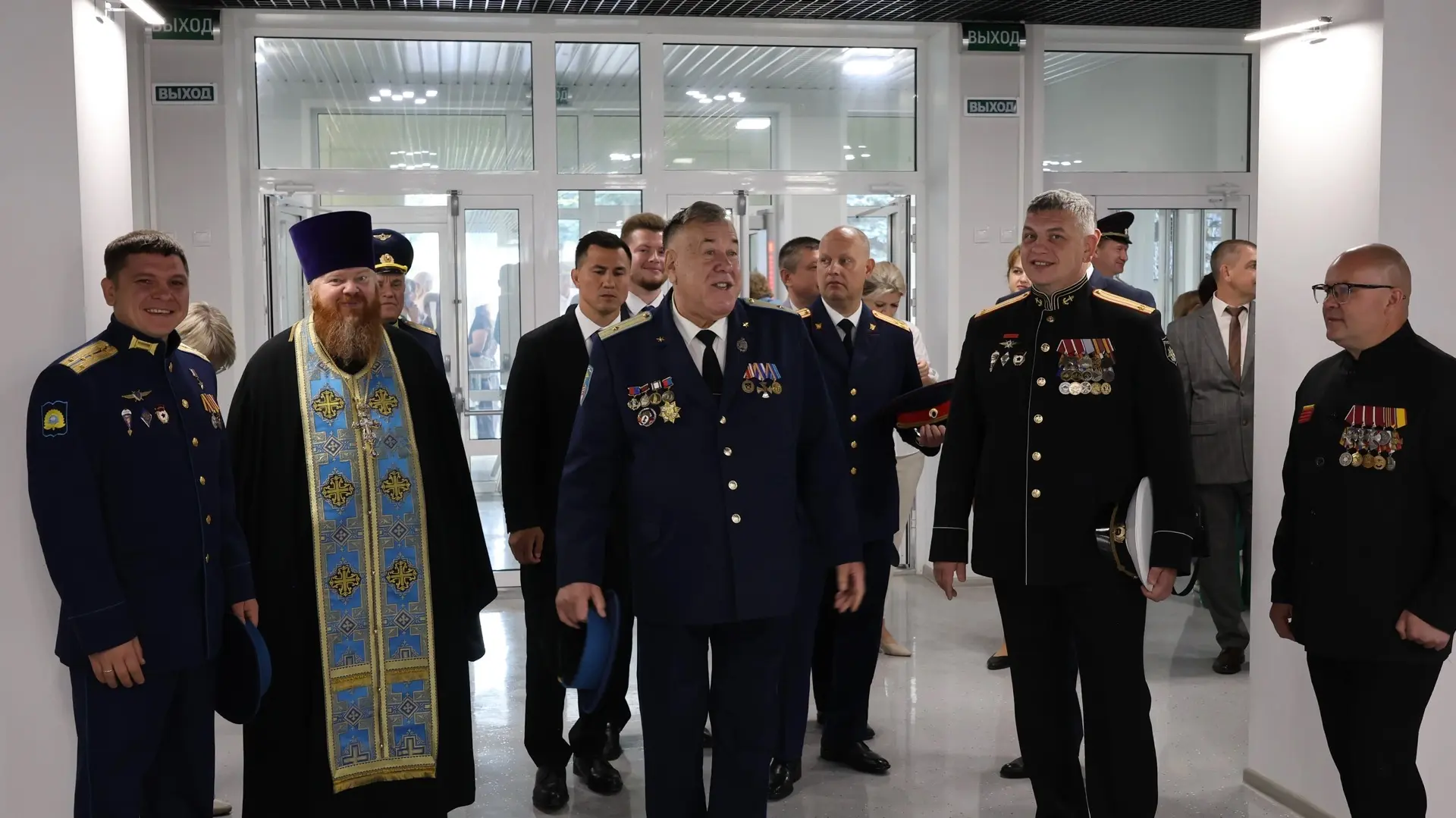 Тамбовские полицейские посетили торжественную линейку в многопрофильном кадетском корпусе